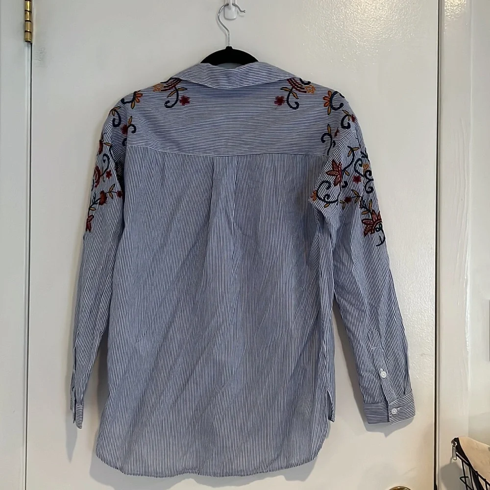 Beach lunch lounge- long sleeved floral button up - Picture 2 of 3